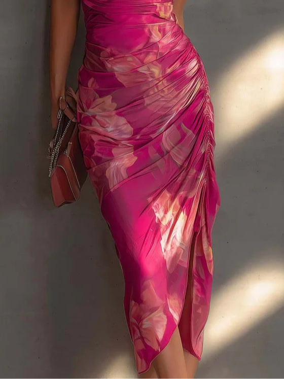 Vestido Bodycon Fucsia con Estampado Floral, Sin Mangas, Fruncido y Abertura Lateral