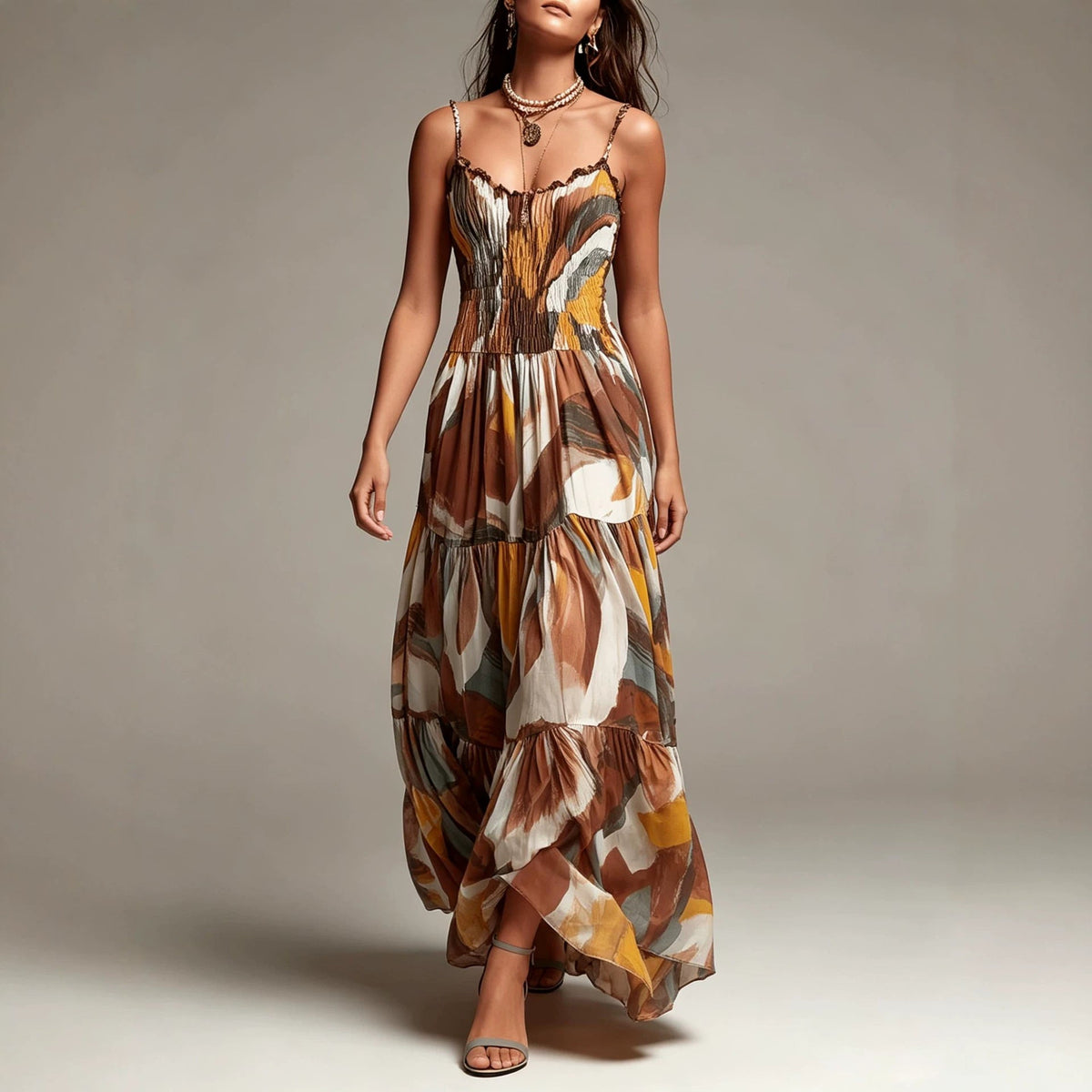 Vestido Maxi con Estampado Abstracto, Cuerpo Fruncido y Falda por Capas