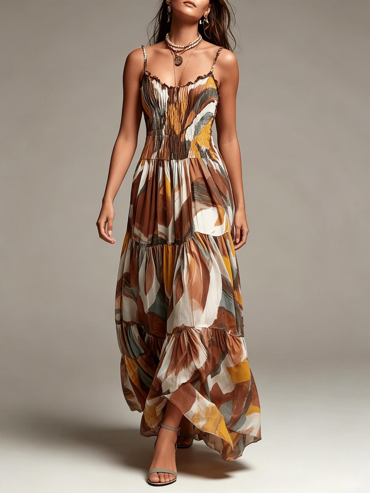 Vestido Maxi con Estampado Abstracto, Cuerpo Fruncido y Falda por Capas