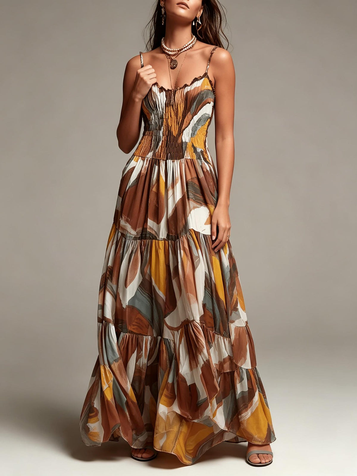 Vestido Maxi con Estampado Abstracto, Cuerpo Fruncido y Falda por Capas