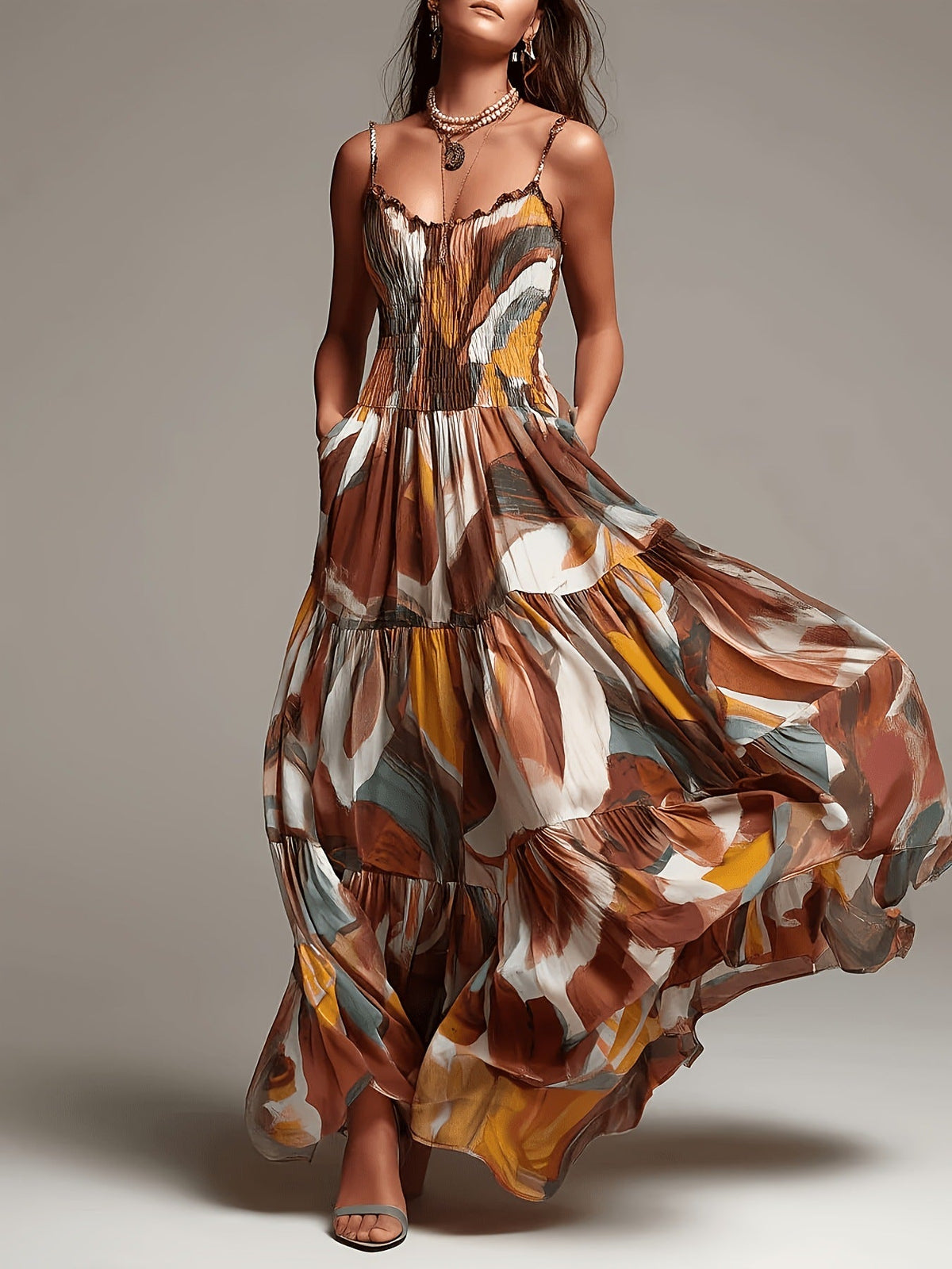 Vestido Maxi con Estampado Abstracto, Cuerpo Fruncido y Falda por Capas