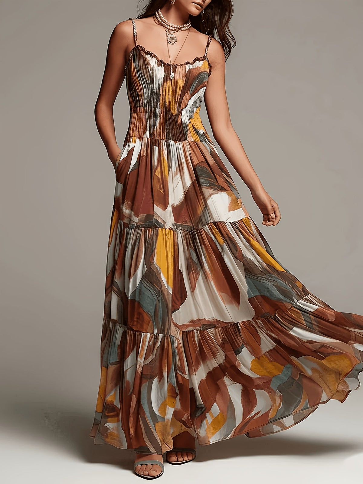 Vestido Maxi con Estampado Abstracto, Cuerpo Fruncido y Falda por Capas