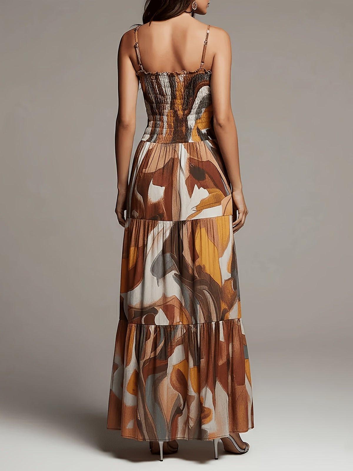 Vestido Maxi con Estampado Abstracto, Cuerpo Fruncido y Falda por Capas