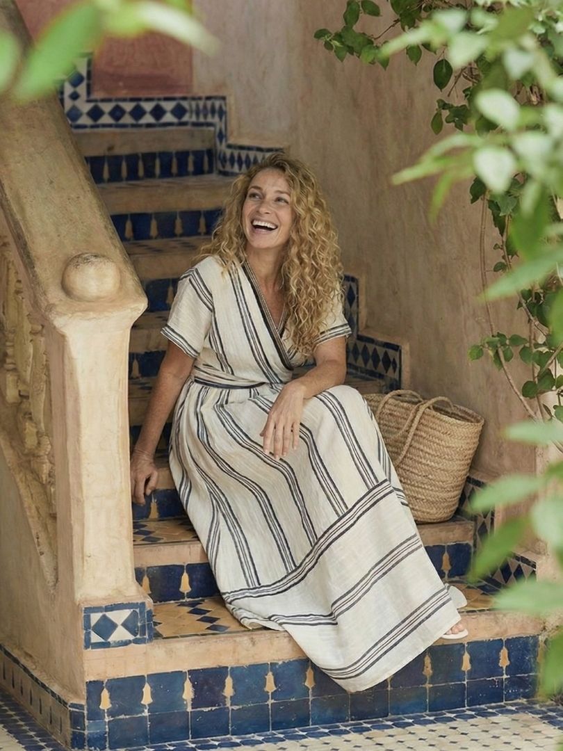 GENEVIEVE | Vestido Midi Cruzado con Cuello en V y Manga Corta