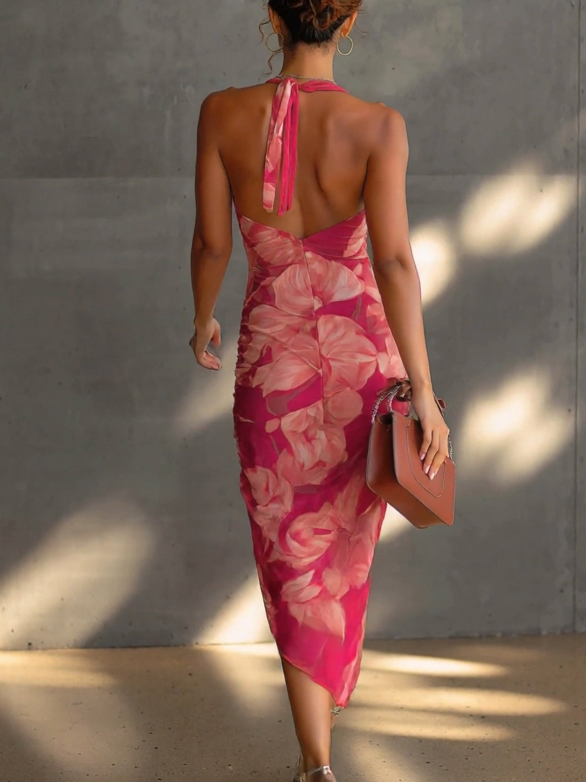 Vestido Bodycon Fucsia con Estampado Floral, Sin Mangas, Fruncido y Abertura Lateral