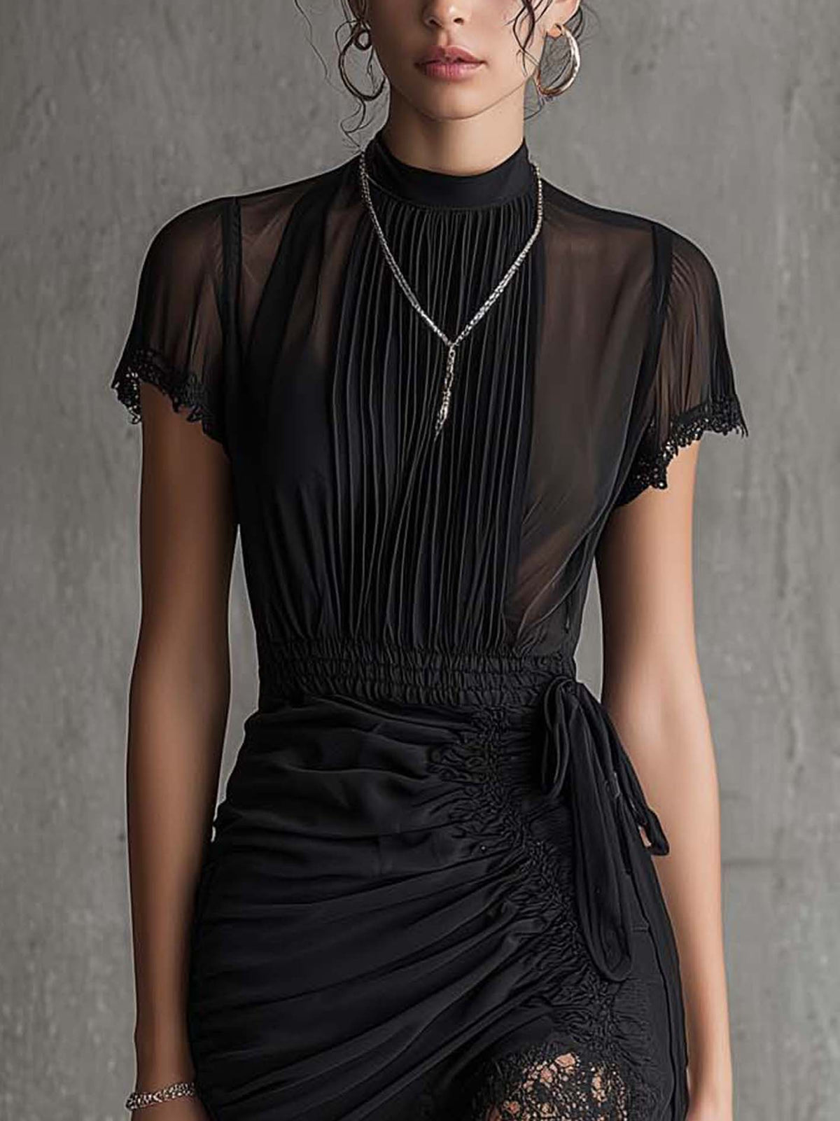 Vestido Mini Negro de Chifón con Cintura Plisada y Ribete de Encaje