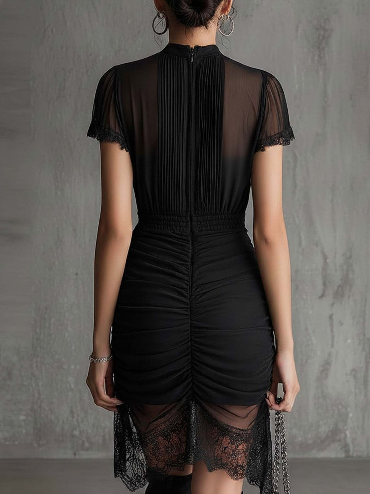 Vestido Mini Negro de Chifón con Cintura Plisada y Ribete de Encaje