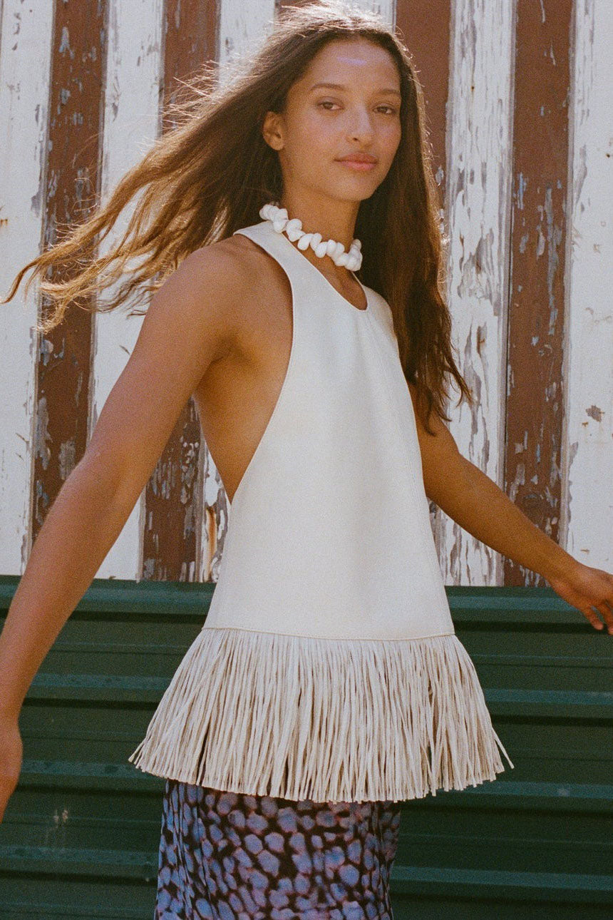 Top Halter con Espalda Abierta y Flecos